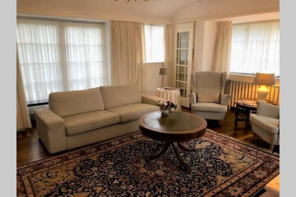 Vrijstaande Rietgedekte Villa Nabij Uitvalswegen Васенар Екстериор снимка