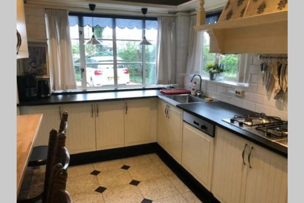 Vrijstaande Rietgedekte Villa Nabij Uitvalswegen Васенар Екстериор снимка